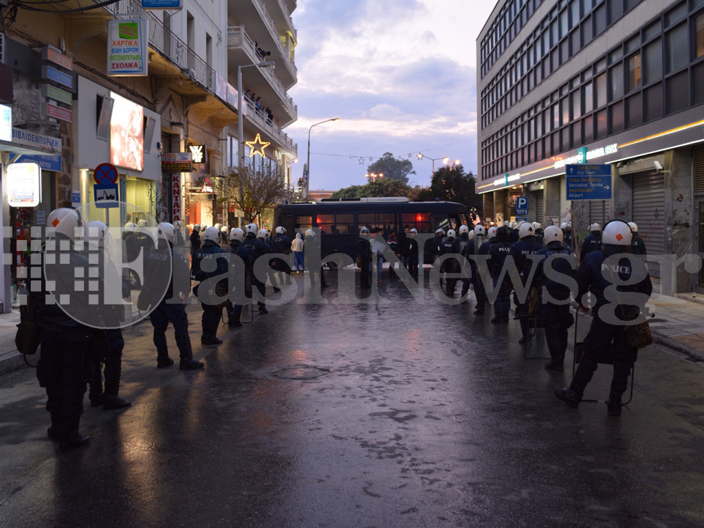 Ένταση στο κέντρο των Χανίων λόγω συγκεντρώσεων Χ.Α. και αντιφασιστών (φωτο)