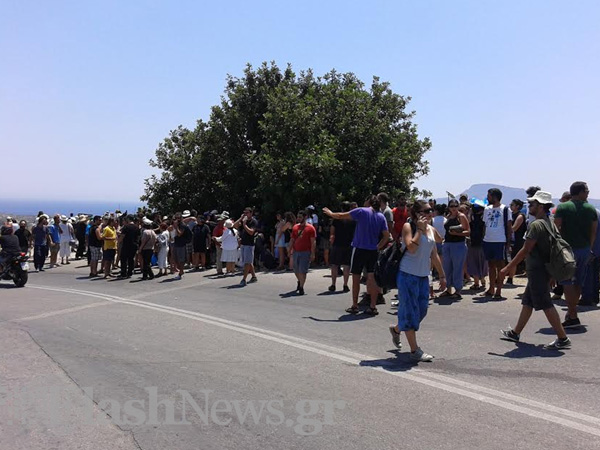 Οι πρώτες εικόνες από τον αποκλεισμό της Αμερικανικής Βάσης κατά των χημικών της Συρίας (φωτο)