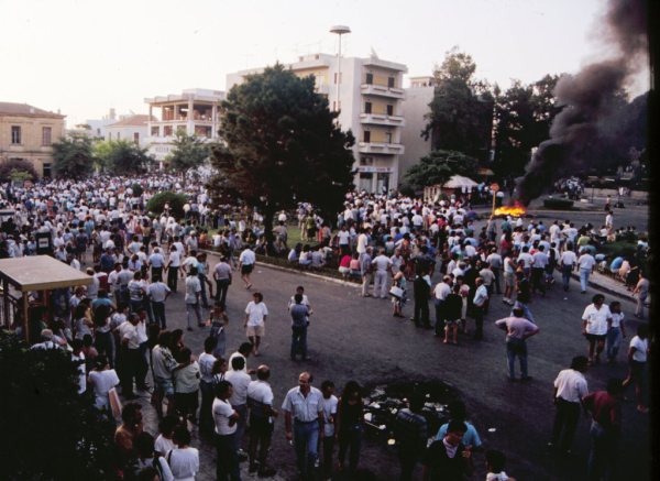 Χανιά: Σαν σήμερα πριν από 24 χρόνια κάηκε η Νομαρχία (φωτο)