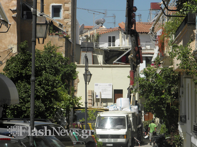 Ανάστατη γειτονιά των Χανίων από σκαλωσιές εργοτάξιου που κατέλαβαν θέσεις στάθμευσης (φωτο)