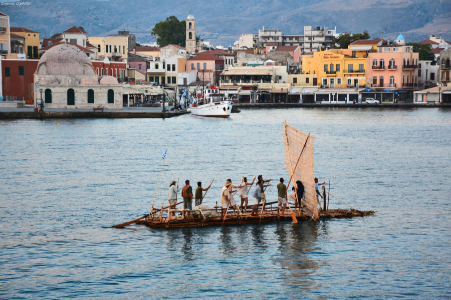 Έφτασε στα Χανιά η σχεδία με τους θαλασσοπόρους των Κυθήρων (φωτο)