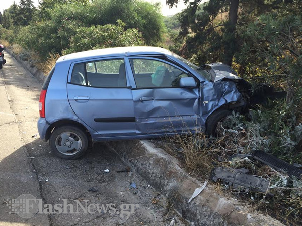 Τροχαίο ατύχημα στον κόμβο του Πλατανιά - Ένας εγκλωβισμένος (φωτο)