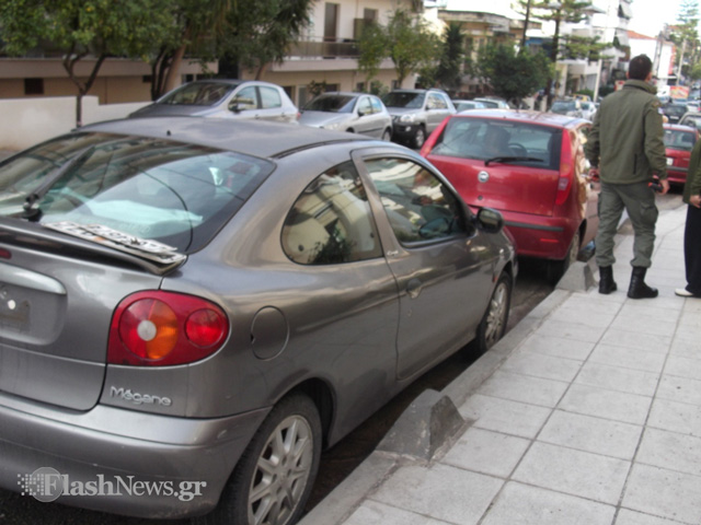 Πρωί πρωί ξήλωναν πινακίδες στα Χανιά (φωτο)