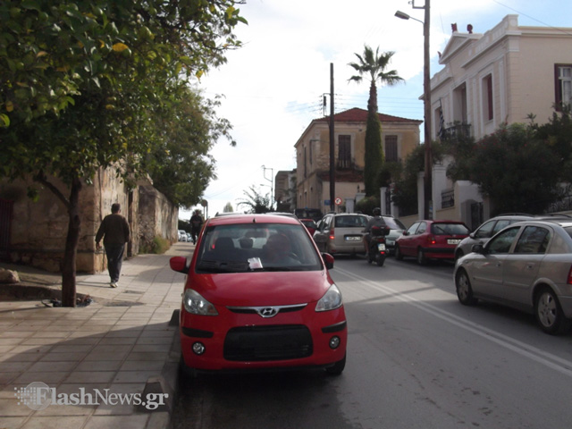 Πρωί πρωί ξήλωναν πινακίδες στα Χανιά (φωτο)