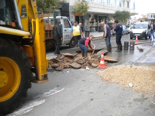 Έσπασε ο κεντρικός αγωγός ύδρευσης της ΔΕΥΑΧ  μέσα στα Χανιά