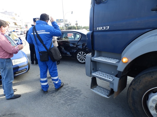 Χανιά: Τροχαίο στον Κλαδισό με βυτιοφόρο της Πολεμικής Αεροπορίας (φωτο)