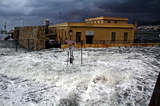 H θάλασσα βγήκε στη στεριά στο Ρέθυμνο - Δείτε φωτογραφίες