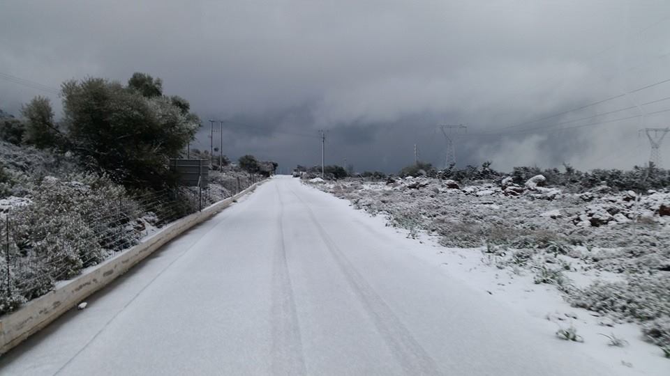 Χανιά: Λεωφορείο με μαθητές εγκλωβισμένο στη Μαλάξα (φωτο)