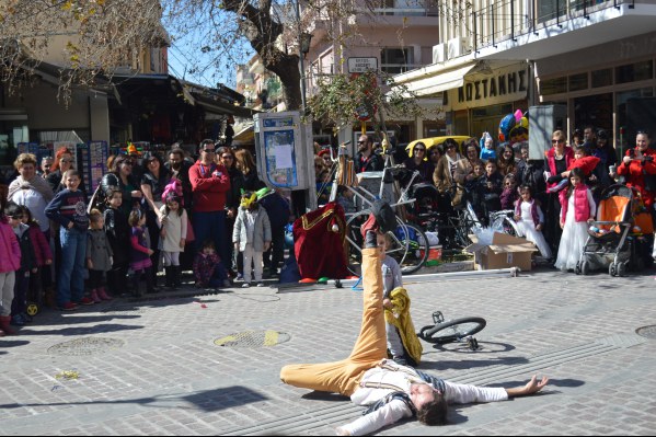 Παιχνίδια και αποκριάτικες εμφανίσεις στην οδό Μουσούρων