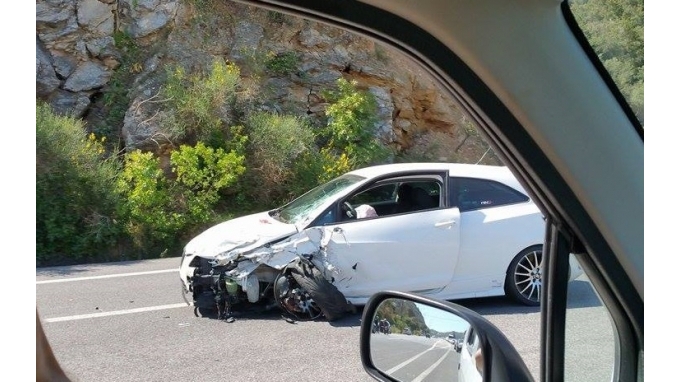 Καραμπόλα τριών οχημάτων στην Εθνική με ανατροπή οχήματος (φωτο)