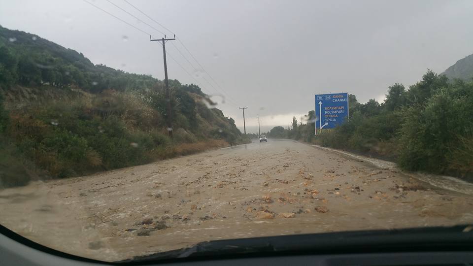 Προσοχή! Κατολίσθηση στην εθνική οδό πριν την Κίσσαμο