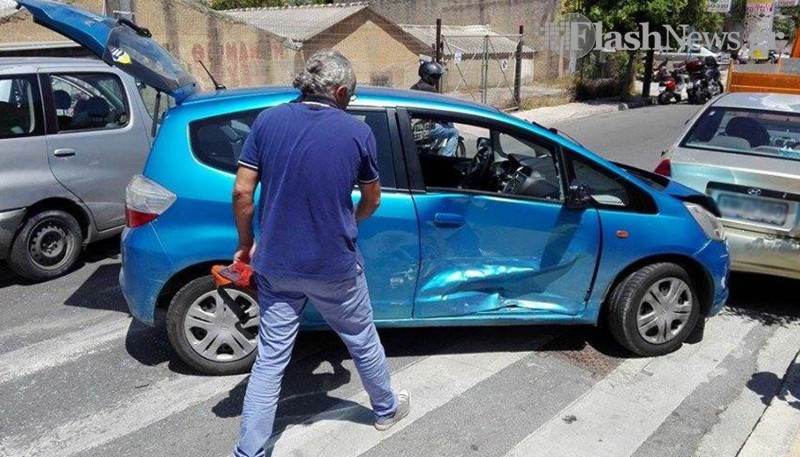 Σύγκρουση τριών αυτοκινήτων στο κέντρο των Χανίων (φωτο)