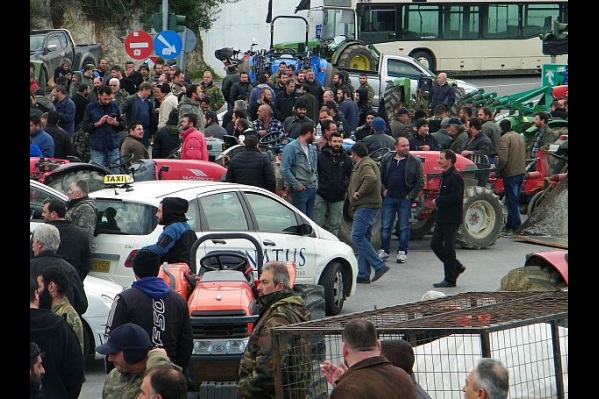 Συνεχίζουν τα μπλόκα οι αγρότες σε Κλαδισό και Μεγάλα Χωράφια