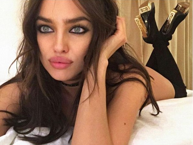 Η Irina Shayk ποζάρει μόνο με τις μπότες της