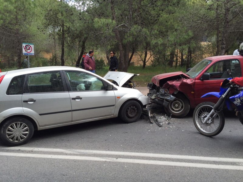 Τροχαίο ατύχημα το μεσημέρι στις επικίνδυνες στροφές της Ακρωτηρίου