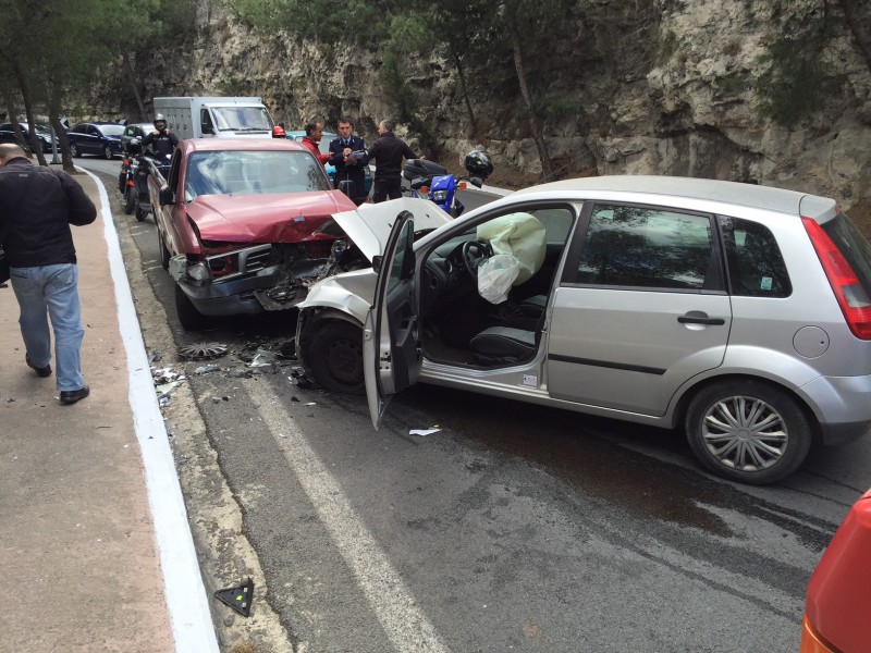 Τροχαίο ατύχημα το μεσημέρι στις επικίνδυνες στροφές της Ακρωτηρίου