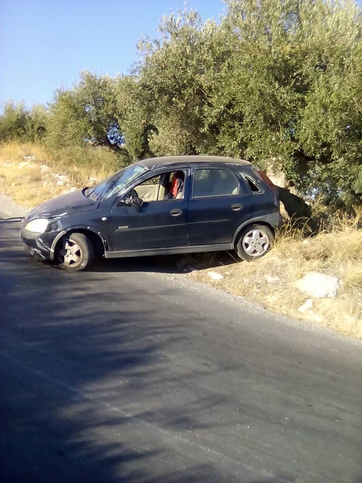 Χανιά: Τροχαίο στο Λουτράκι  Αυτοκίνητο έπεσε πάνω σε ελιές  (Photos)