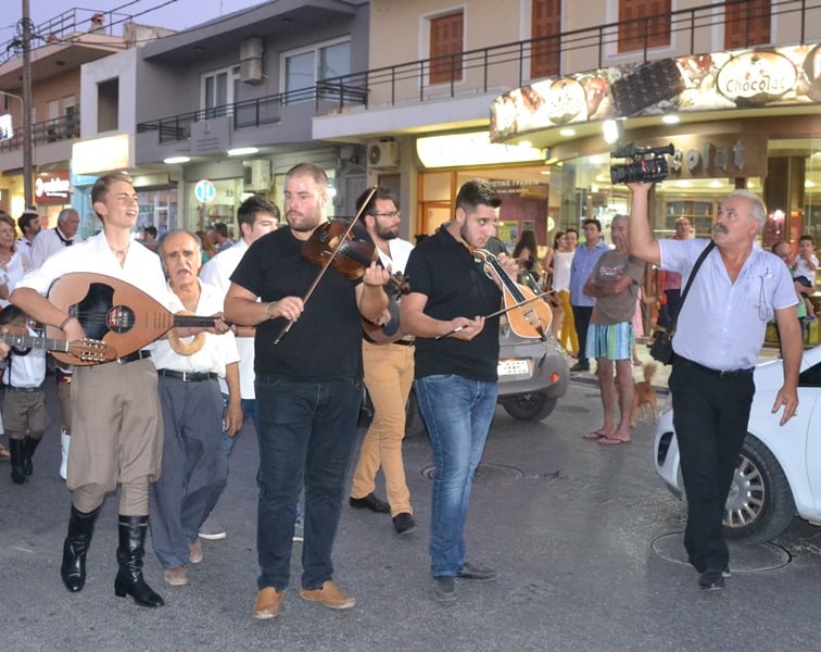 Χανιά: Ο Παραδοσιακός Κρητικός γάμος που ξεσήκωσε όλο το Καστέλι (Photos)