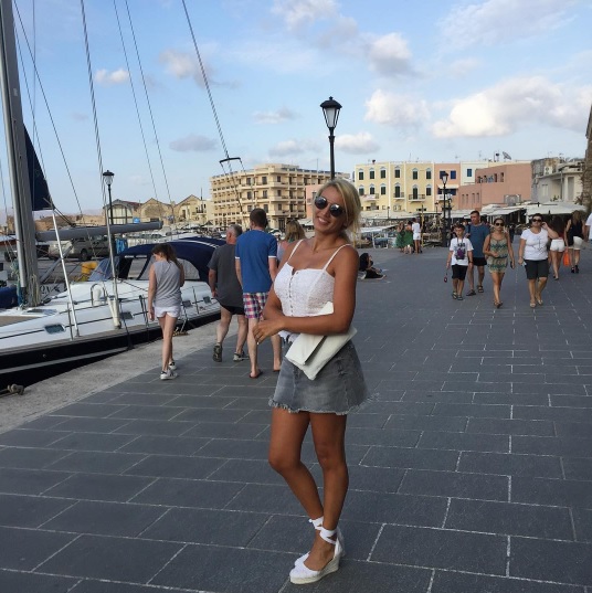 Στα Χανιά η Κωνσταντίνα Σπυροπούλου Βολτάρει στο Παλιό Λιμάνι (Photos)