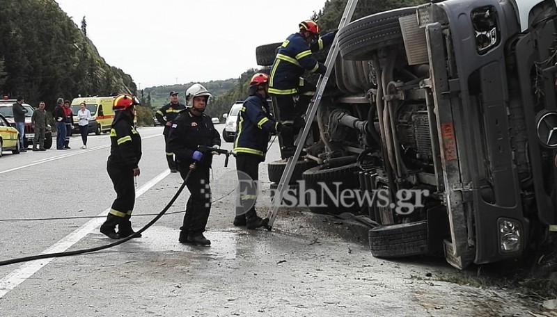 Απορριμματοφόρο ντελαπάρισε στην εθνική οδό Χανίων - Κισσάμου (φωτο)