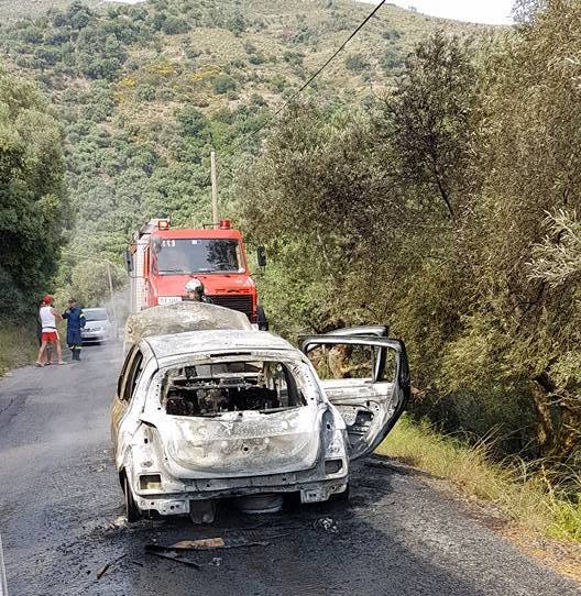 Πυρκαγιά σε αυτοκίνητο με τουρίστες στο Έλος στα Χανιά (φωτο)