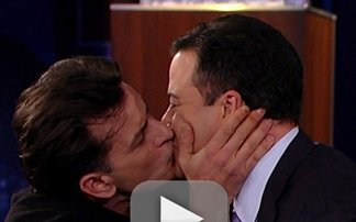 Ο Charlie Sheen φίλησε στο στόμα τον Jimmy Kimmel