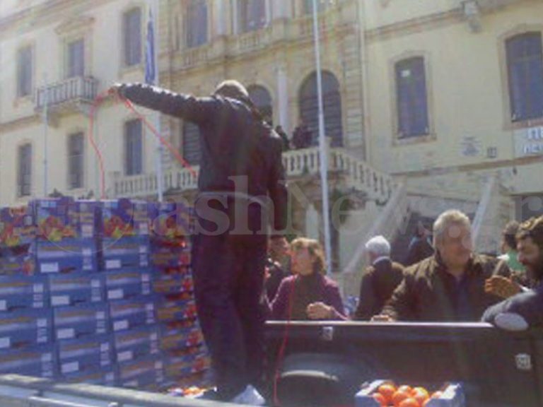 Δωρεάν διανομή ντομάτας στους Χανιώτες από τους παραγωγούς της Κοντούρας