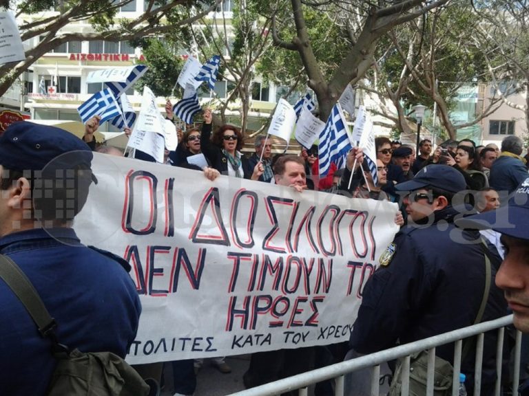 Επεισόδια και χημικά σε Ηράκλειο και Χανιά για την 25η Μαρτίου