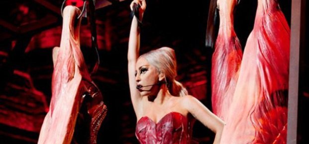 Η Lady Gaga επέστρεψε στα παλιά της κόλπα και ξαναντύθηκε… βοδινό!