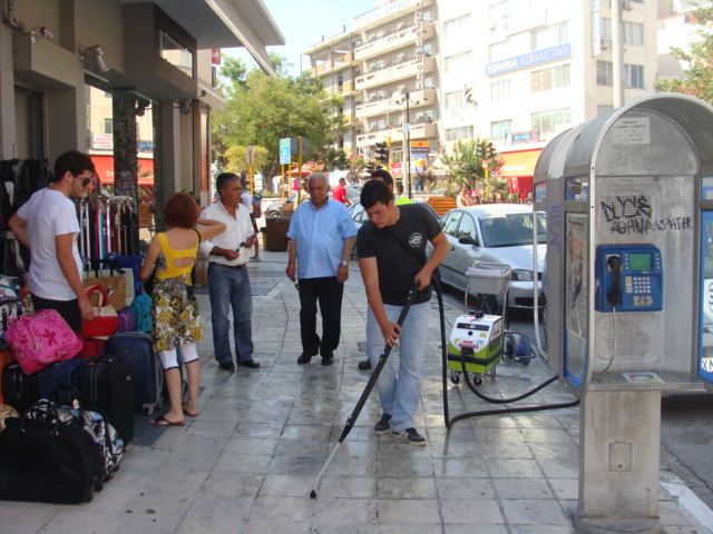 Καθαρίζουν τα πεζοδρόμια απο τις τσίχλες