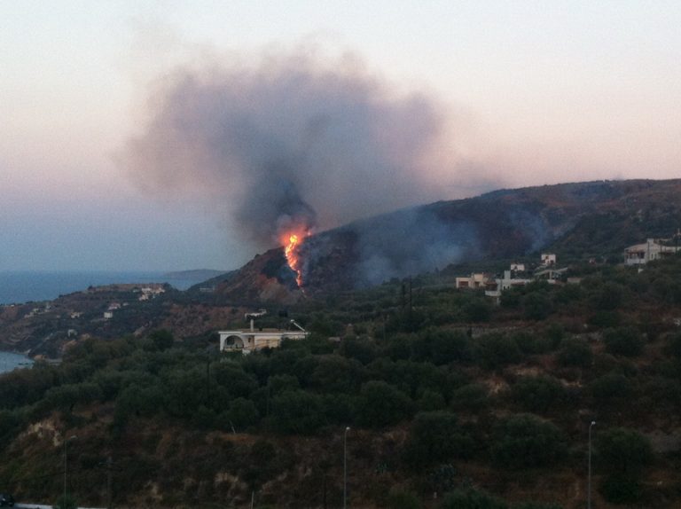 Μεγάλη φωτιά στα Χανιά, απειλεί Καλάμι, Μεγάλα Χωράφια και Απτέρα