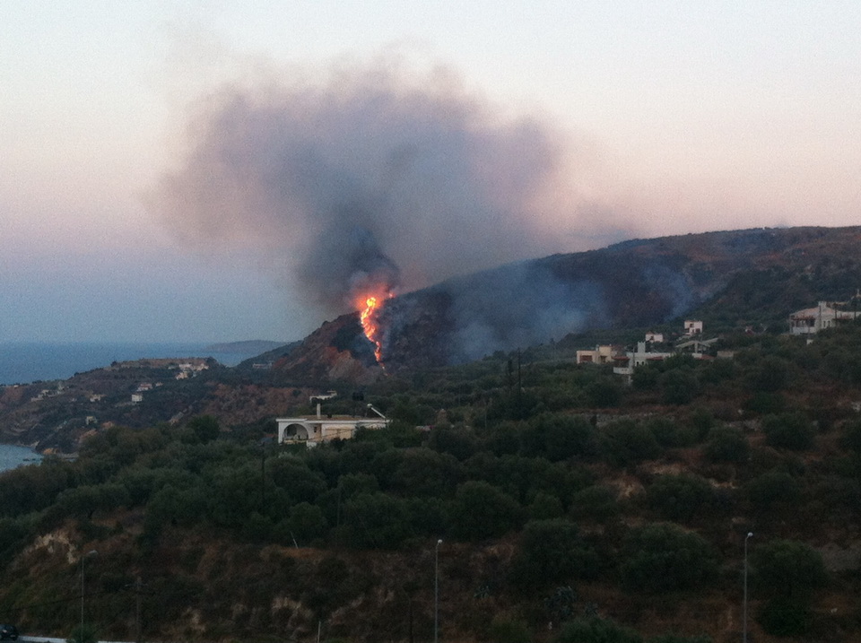 Μεγάλη φωτιά στα Χανιά, απειλεί Καλάμι, Μεγάλα Χωράφια και Απτέρα