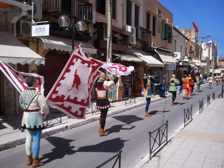 Καρναβαλιστές από το Δήμο Cubbio της Ιταλίας στα Χανιά