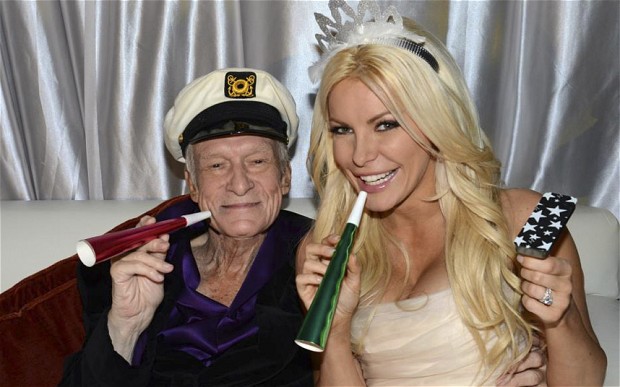 Hugh Hefner: «Εχω πάει με πάνω από χίλιες γυναίκες, χωρίς όμως να απατήσω τις συζύγους μου»