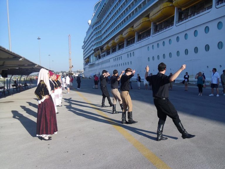 Αυλαία για κρουαζιέρες με το Navigator of the Seas