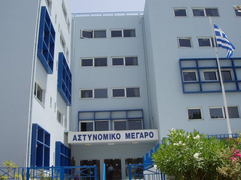 Χανιά: Συγκεντρώσεις και συλλήψεις μετά τα επεισόδια μεταξύ Χρυσαυγιτών και αριστερών - Πέταξαν μέλος της ΧΑ στο λιμάνι