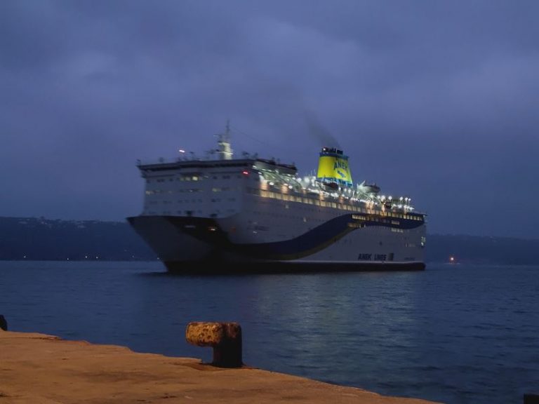 Χανιά: Αδυναμία πρόσδεσης πλοίου με 612 επιβάτες στο λιμάνι της Σούδας