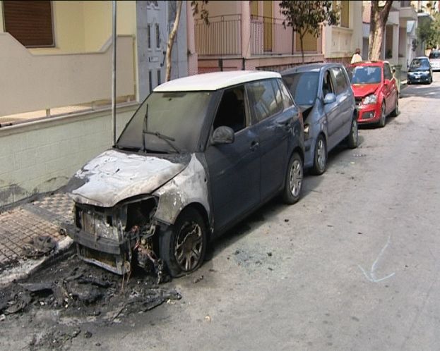 Στις φλόγες τρία αυτοκίνητα στα Χανιά