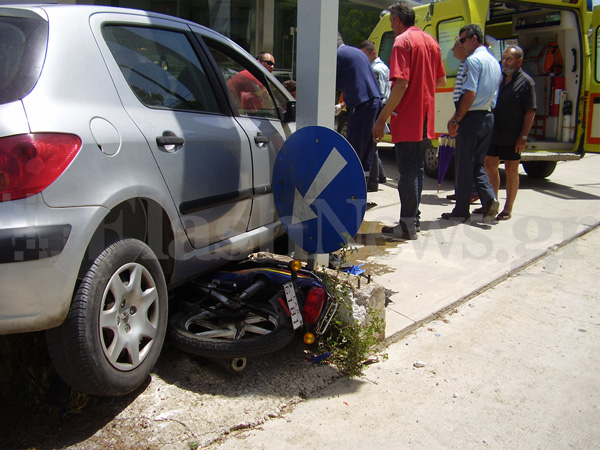 Σοβαρό τροχαίο στα Χανιά - Δίκυκλο συγκρούστηκε με ΙΧ αυτοκίνητο (φωτο)