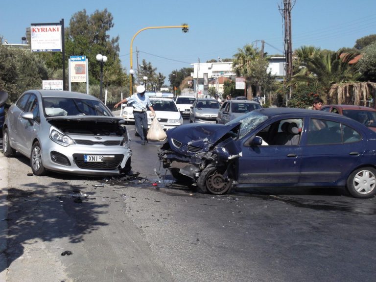 Τροχαίο ατύχημα στο Μακρύ τοίχο στα Χανιά (φωτο)