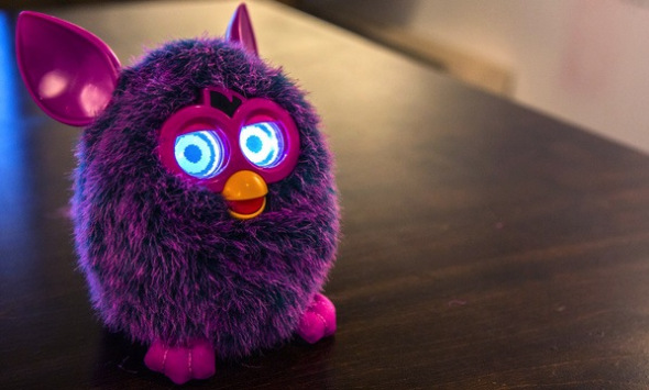 Δεν θα πιστέψεις τι κρύβει μέσα του ένα Furby! Ένας Παπάς αποκαλύπτει…