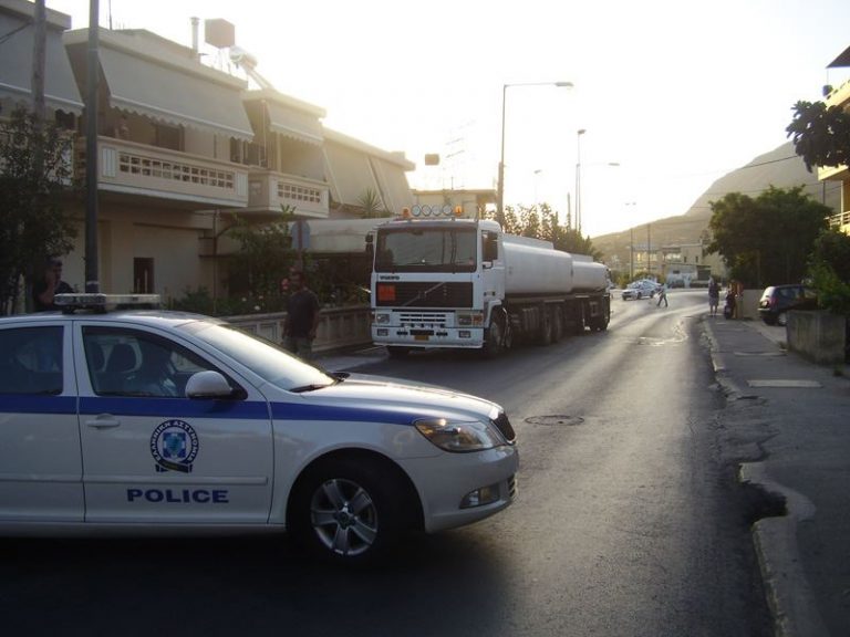 Σύγκρουση βυτιοφόρου με αγροτικό όχημα στον κόμβο της Σούδας