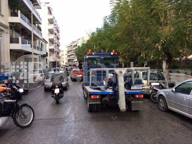 Χαμός με τα διπλοπαρκαρίσματα-Αφαιρούνται πινακίδες στα Χανιά (φωτορεπορτάζ)