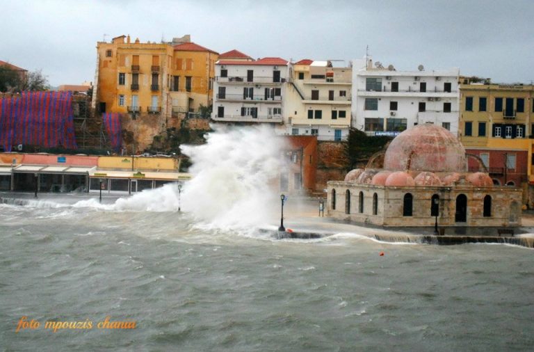 Κύμα 7 μέτρων χτύπησε τα Χανιά!