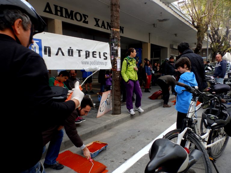 Χανιά: Οι ΠοδηΛάτρεις έφτιαξαν ποδηλατόδρομο μπροστά στο Δήμο!