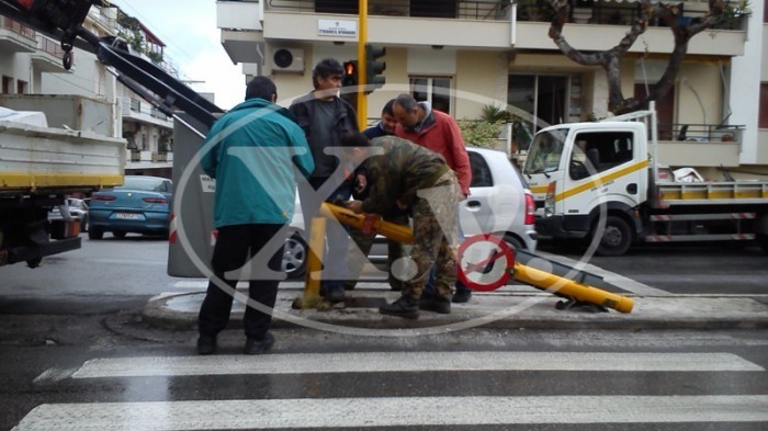 Χανιά: Κολώνα σηματοδότη έσπασε στα δύο μετά από τροχαίο