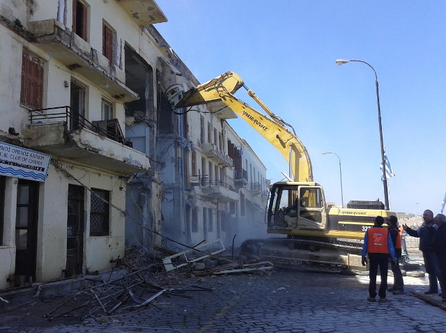 Ξεκίνησε η κατεδάφιση του Δημοτικού Λιμενικού Ταμείου Χανίων στο παλιό λιμάνι