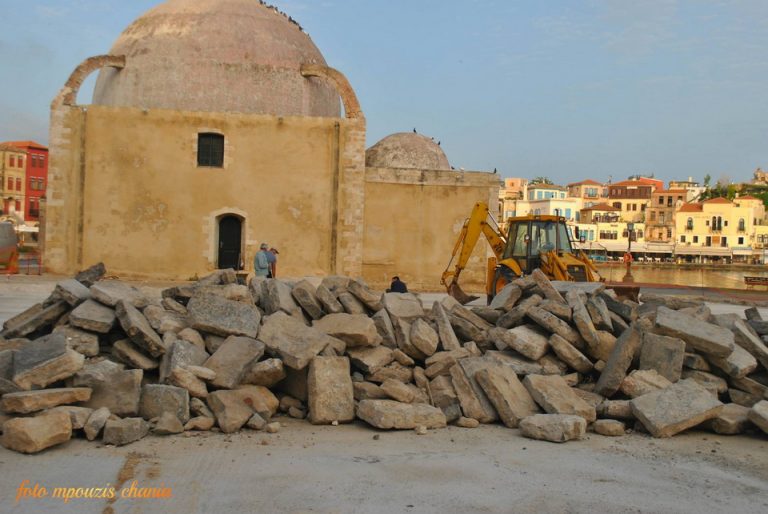 Στην τελική ευθεία η πλακόστρωση της πλατείας στο Ενετικό λιμάνι των Χανίων