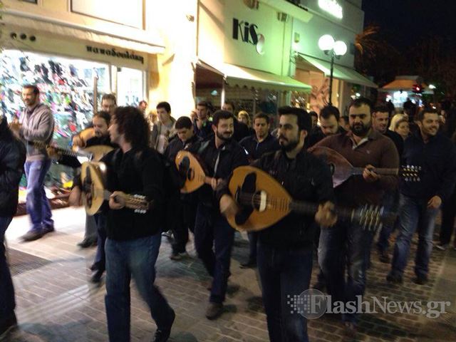 Ιδιαίτερες... καντάδες ξεσήκωσαν τους Χανιώτες (φωτο+βιντεο)