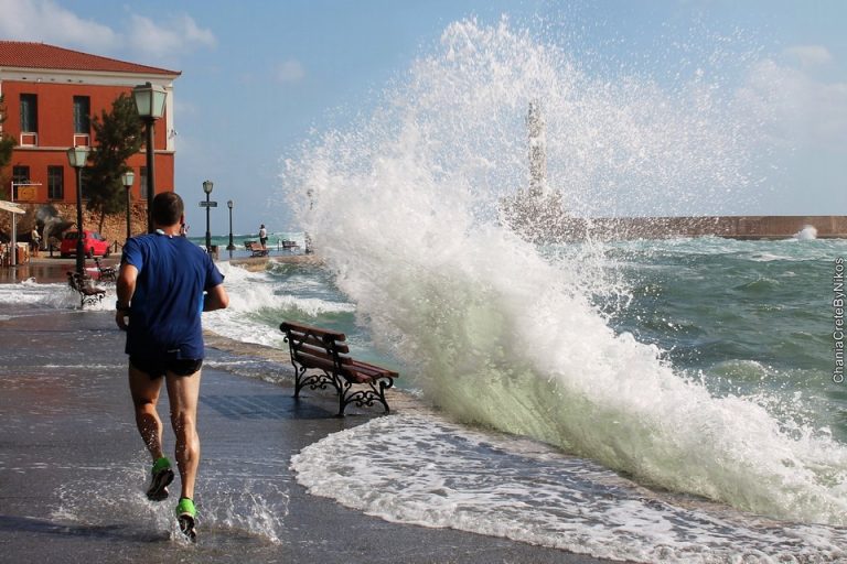 Μεγάλα κύματα αναστάτωσαν χτες το παλιό λιμάνι των Χανίων - Απίστευτες φωτογραφίες